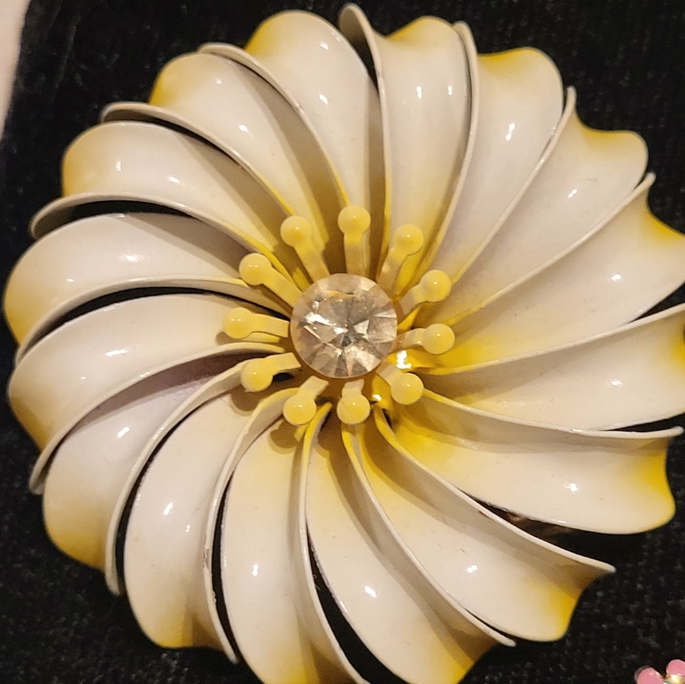 Vintage enamel daisy flower yellow white brooch